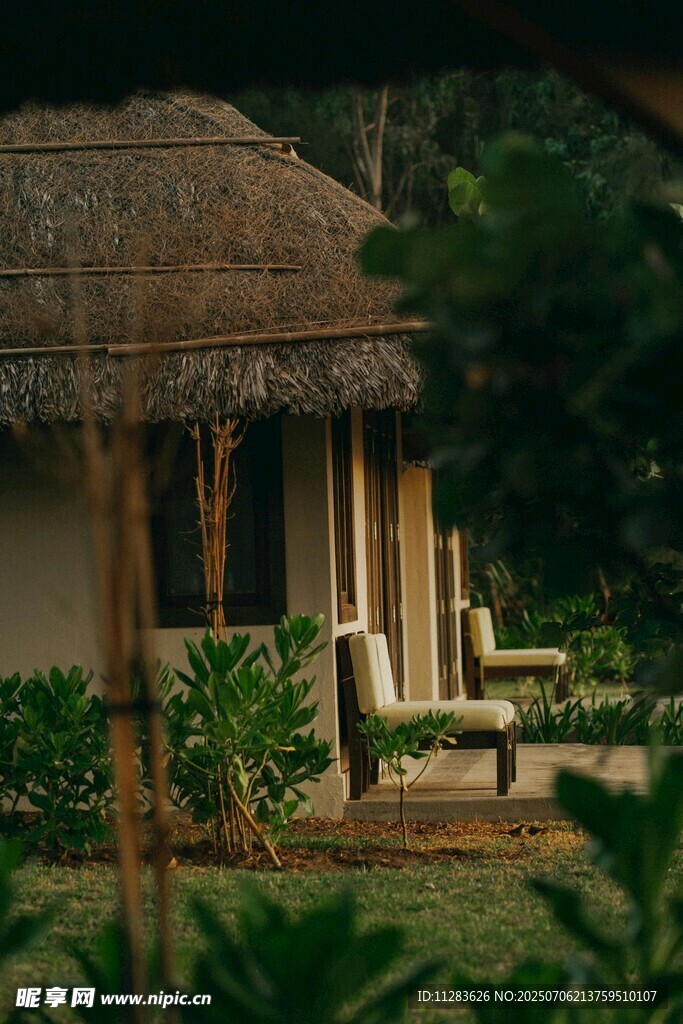 田园小屋旁的休闲座椅