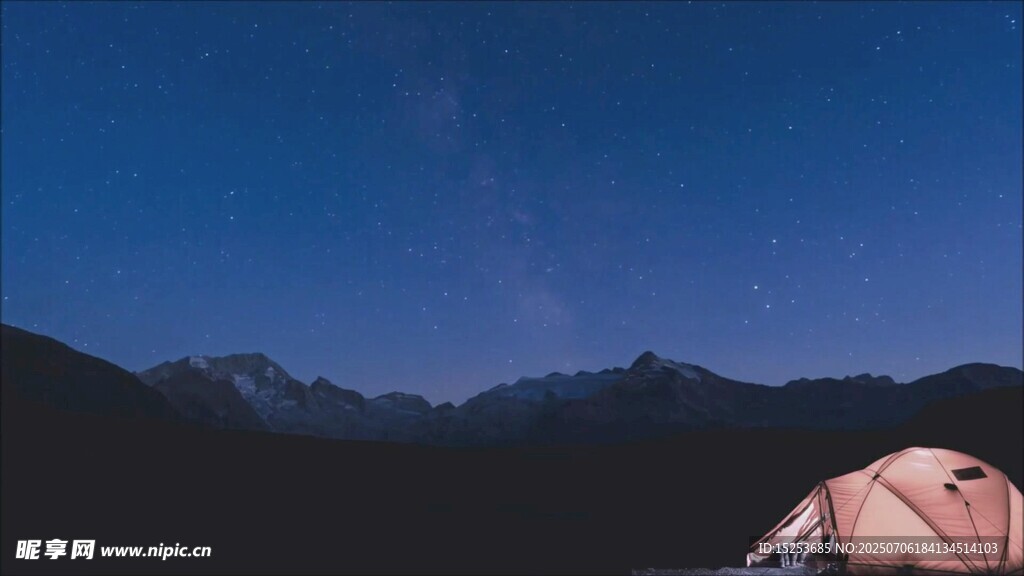 山间露营夜仰望璀璨星空