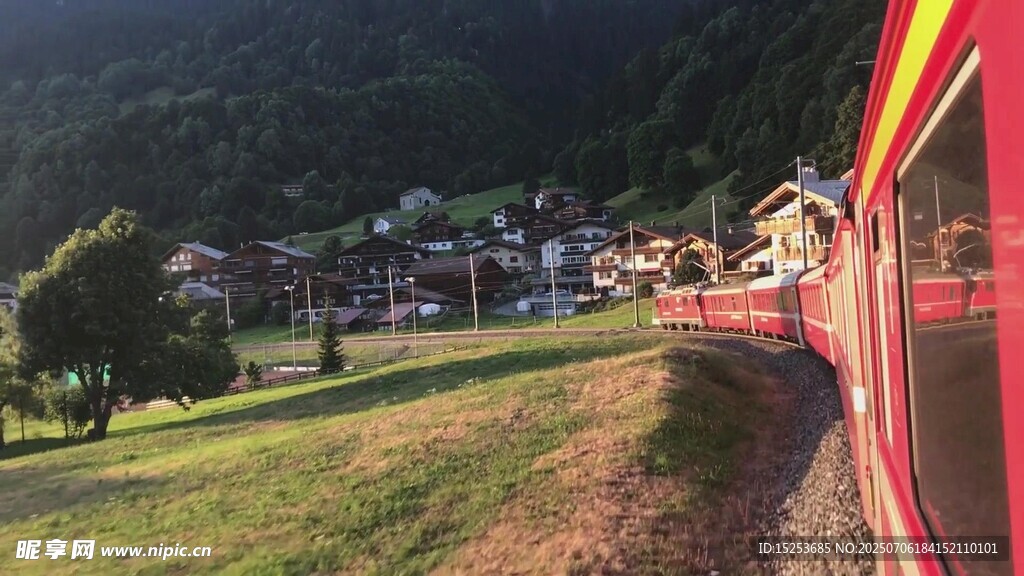 乘火车赏山间小镇美景