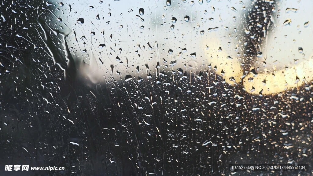 车窗上的雨滴