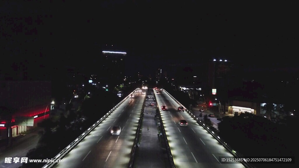 城市夜景中的璀璨道路