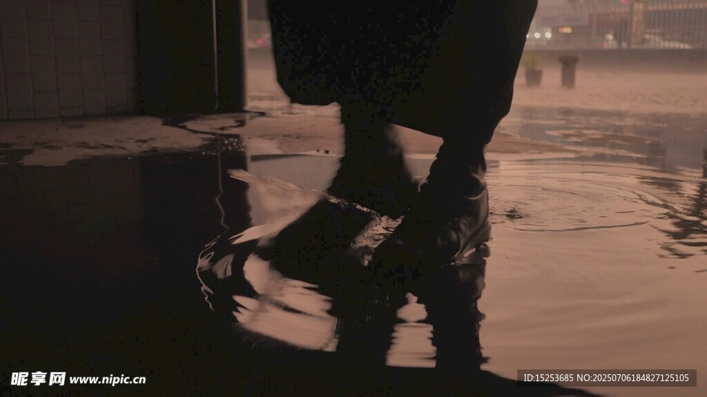雨中行人的湿漉双脚