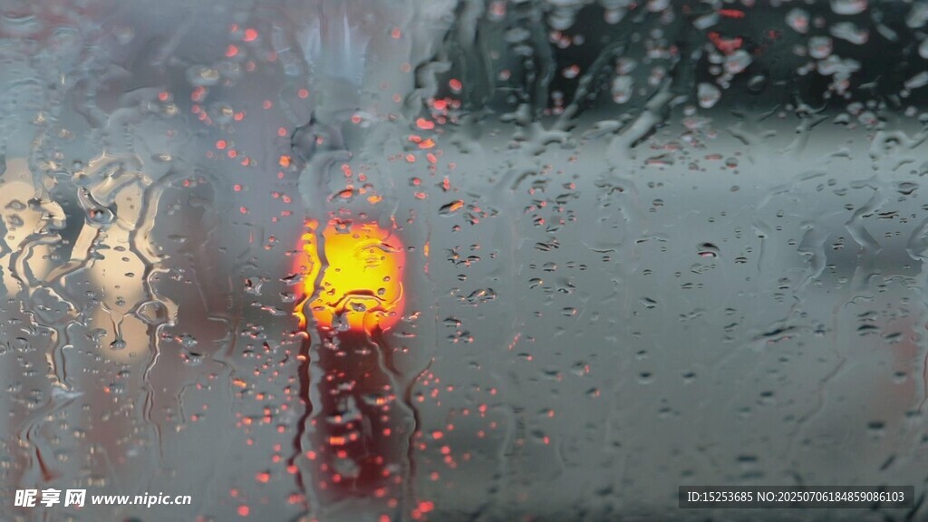 雨中汽车尾灯朦胧景象