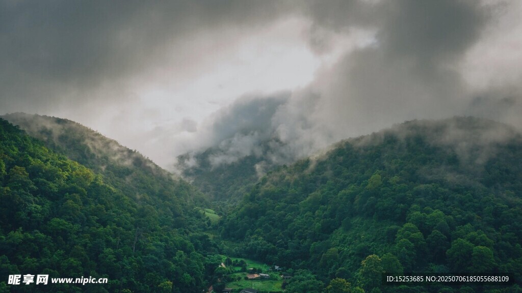 云雾缭绕的翠绿山峦
