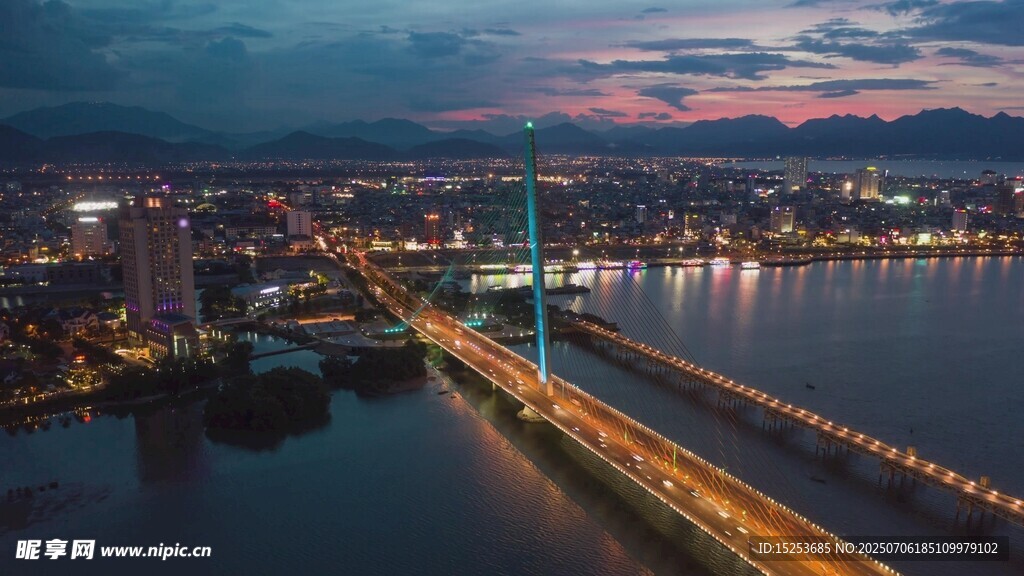 城市跨海大桥黄昏美景
