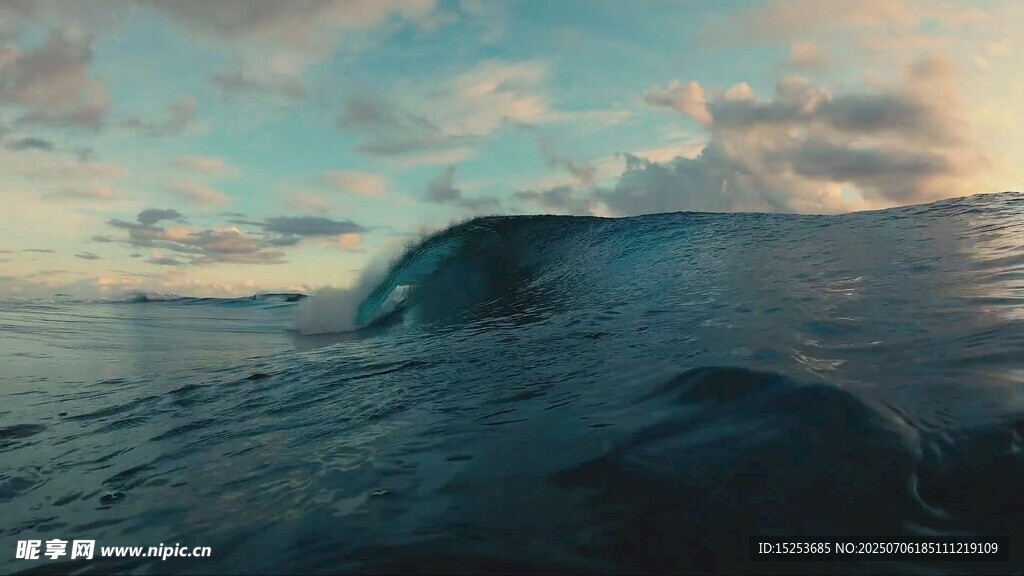 海上巨浪壮丽自然景观