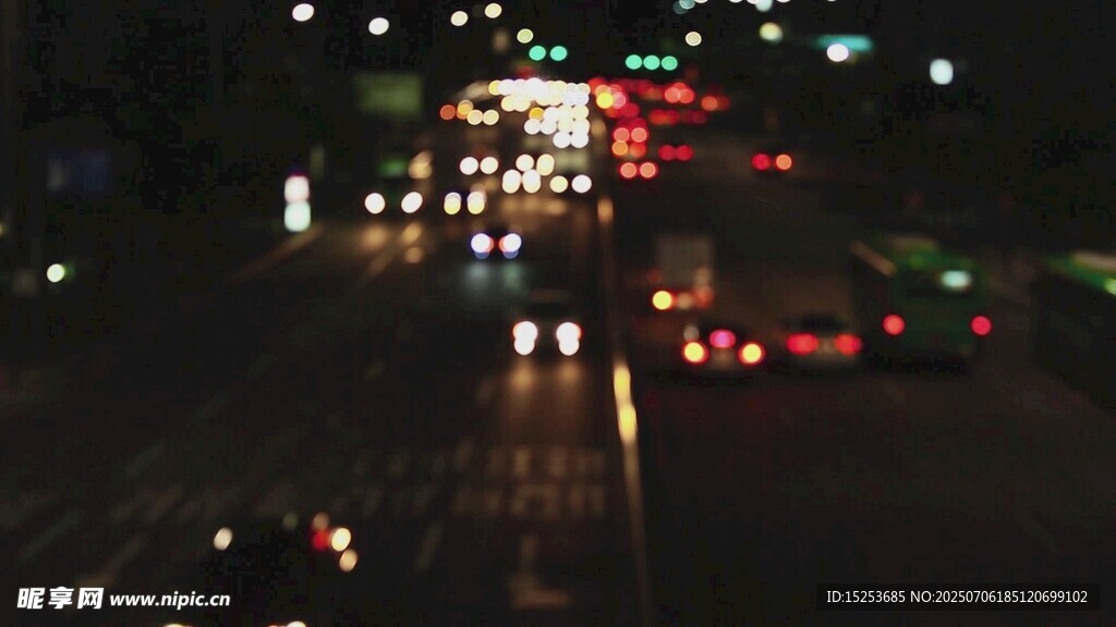 城市夜晚繁忙交通景象