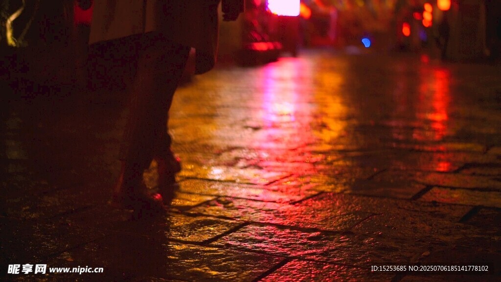 雨夜街头的孤独行人