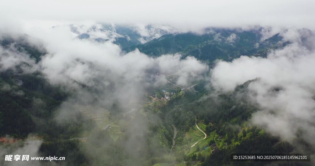 云雾缭绕的山间美景