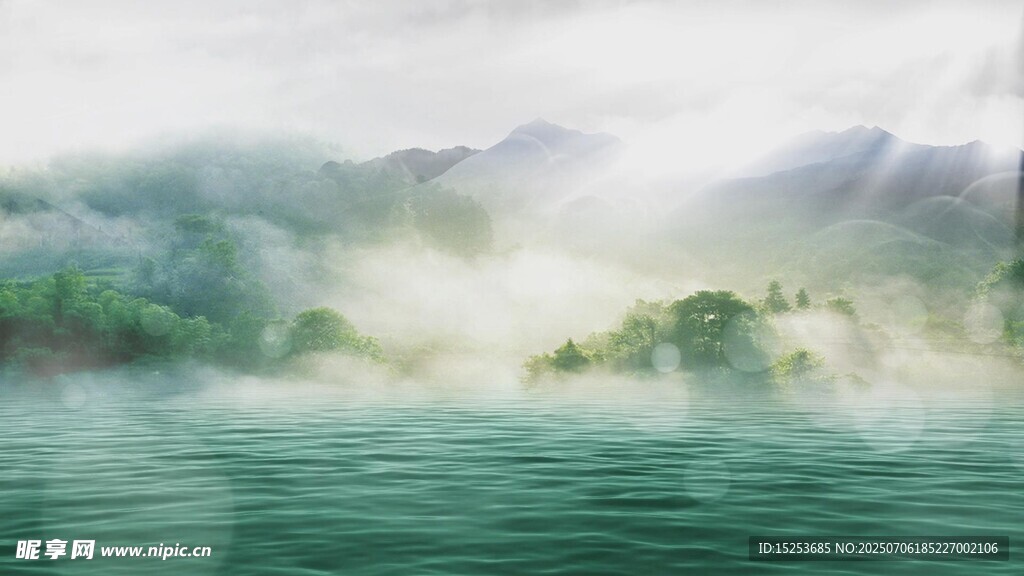 山水间的朦胧诗意画卷