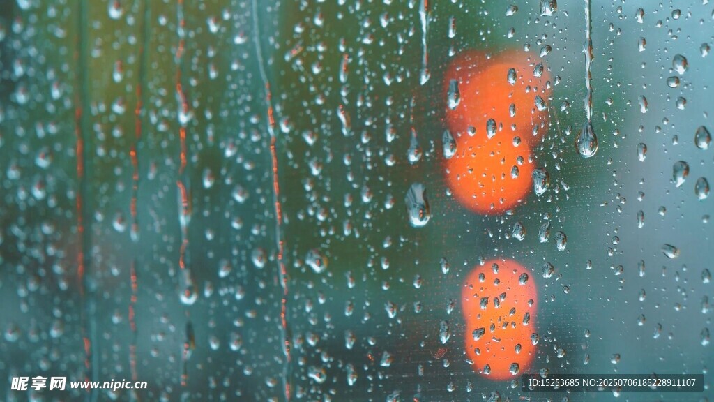 雨中朦胧的红色光影