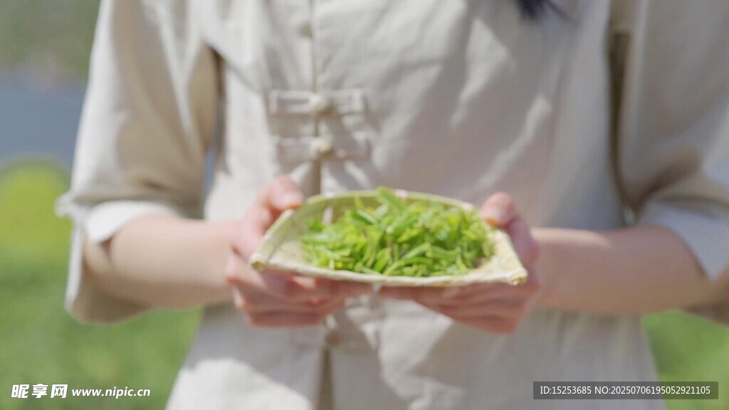 手捧鲜嫩蔬菜