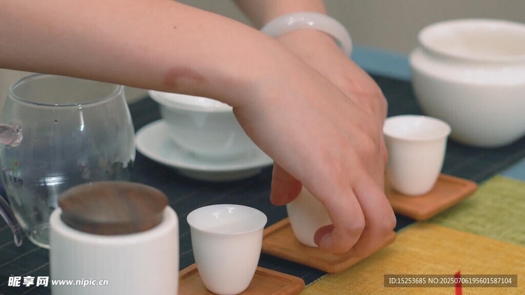 手捧茶杯的优雅品茶场景