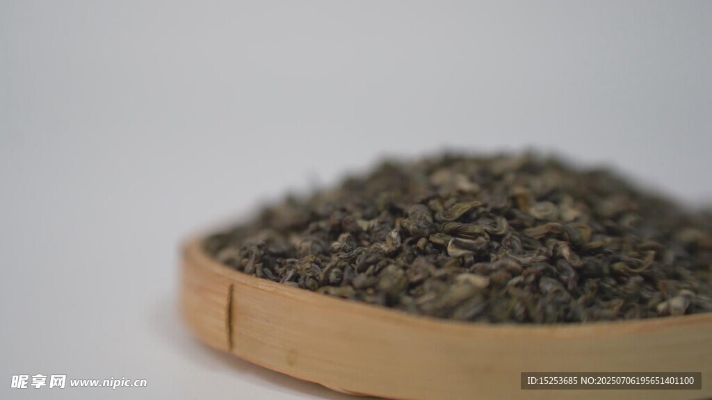 木盘盛放的黑褐色茶叶
