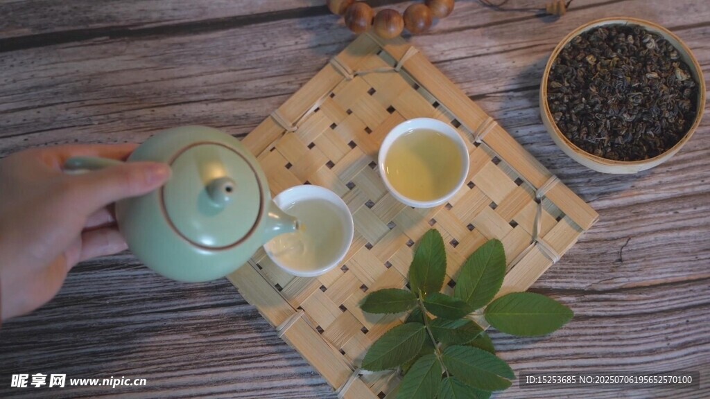手捧茶具享中式品茶时光