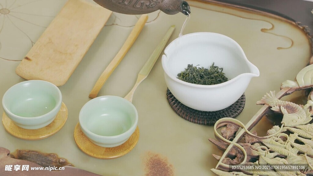 中式茶具与茶叶展示