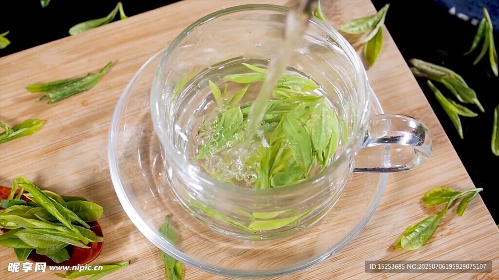 透明玻璃杯中泡着嫩绿新茶
