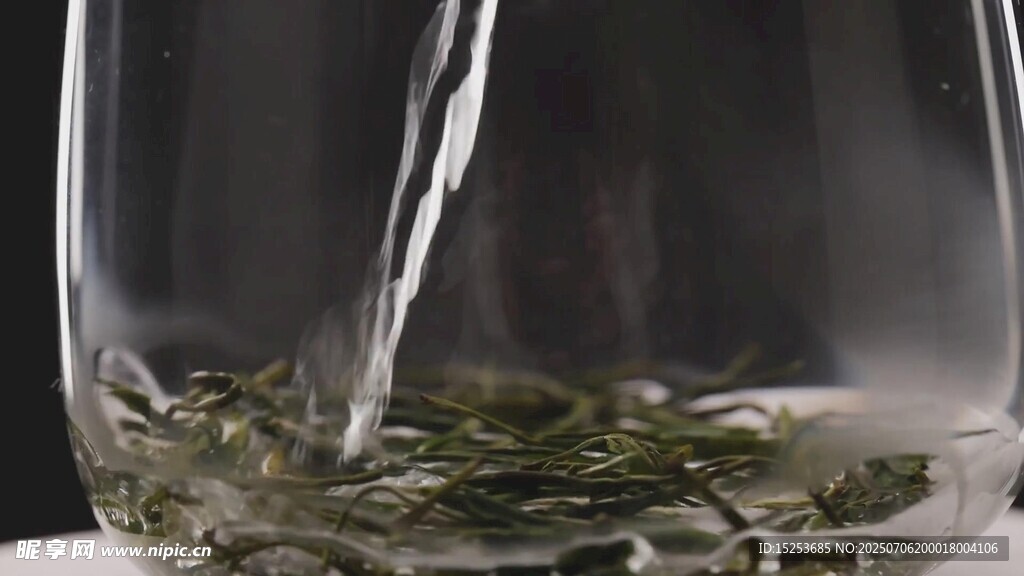 绿茶入水瞬间