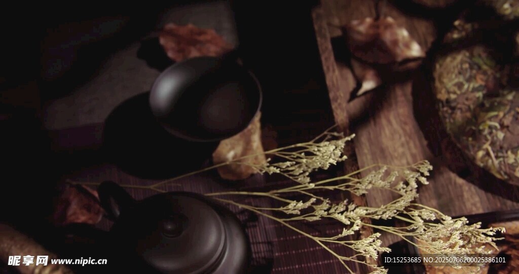 古朴茶具与干花的雅致组合