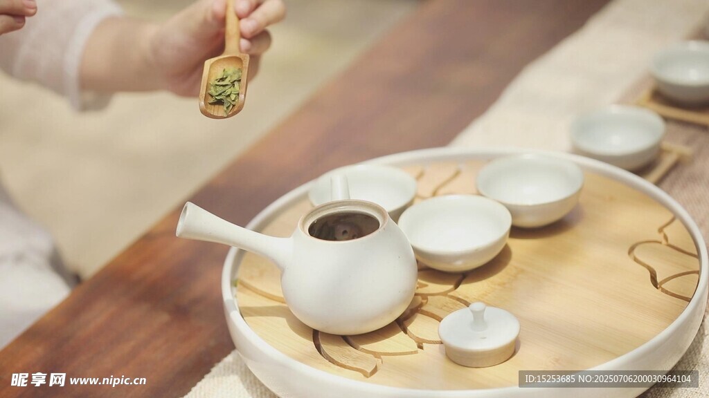 中式雅致茶具与点心场景