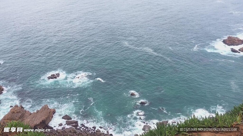 海边礁石与翻涌海浪