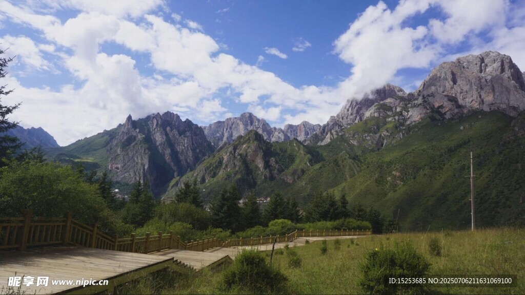 山间美景蓝天白云映青山