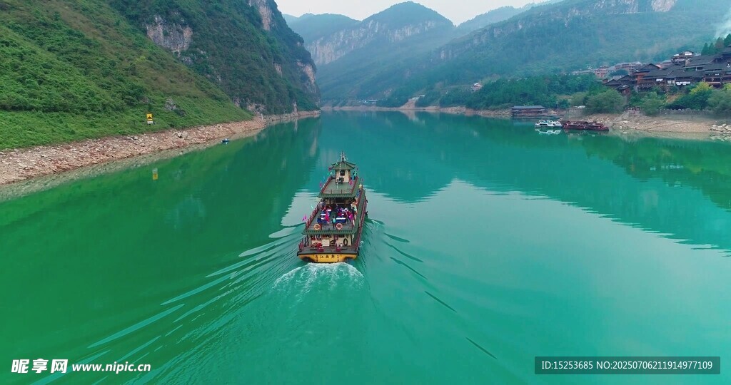 碧绿江面上的悠然小船