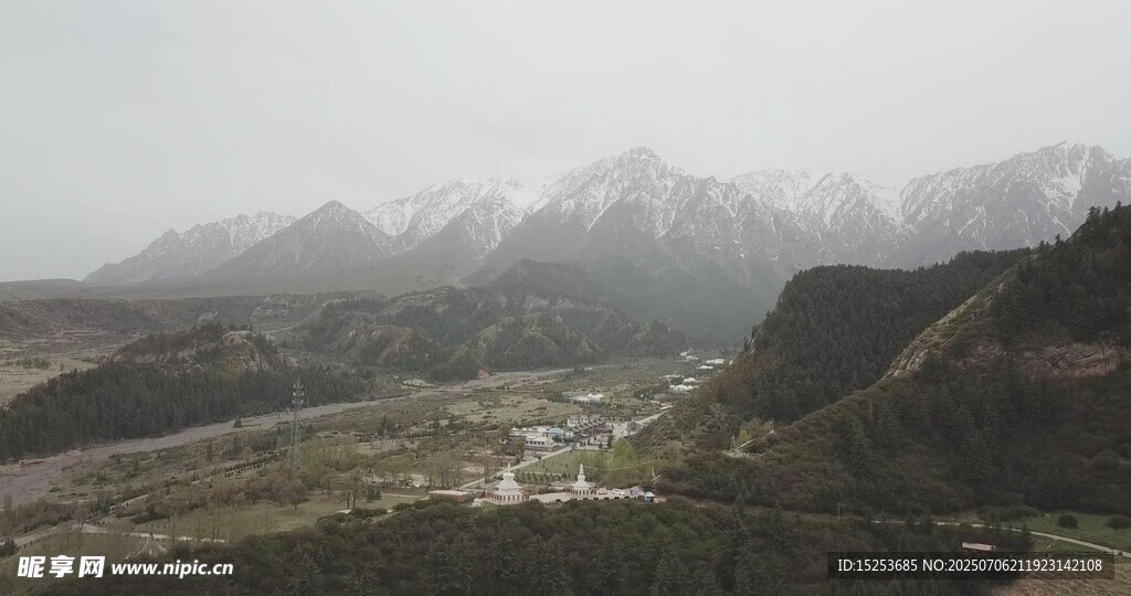 山间河谷风景