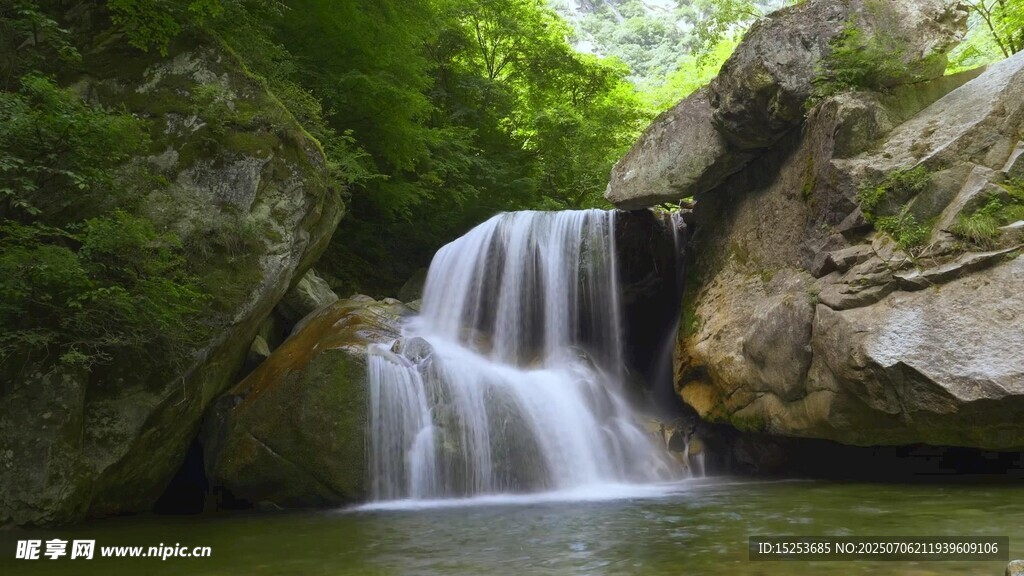 山间小瀑布清幽自然景