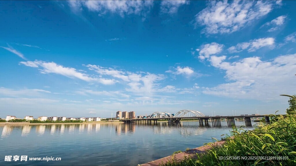 河畔蓝天美景