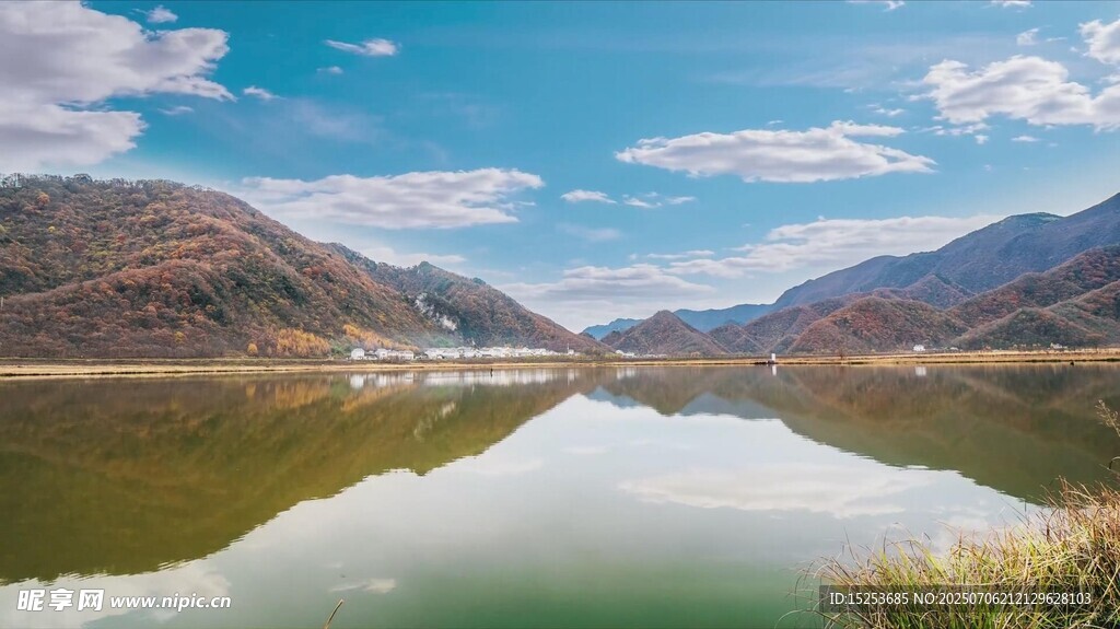 宁静山水湖景风光图