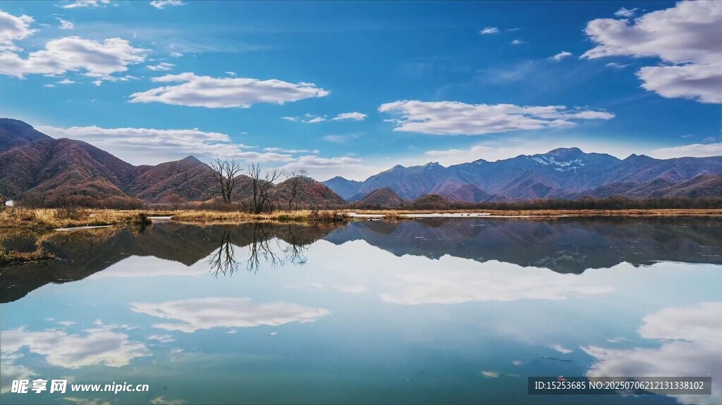 宁静湖面与远山蓝天倒影