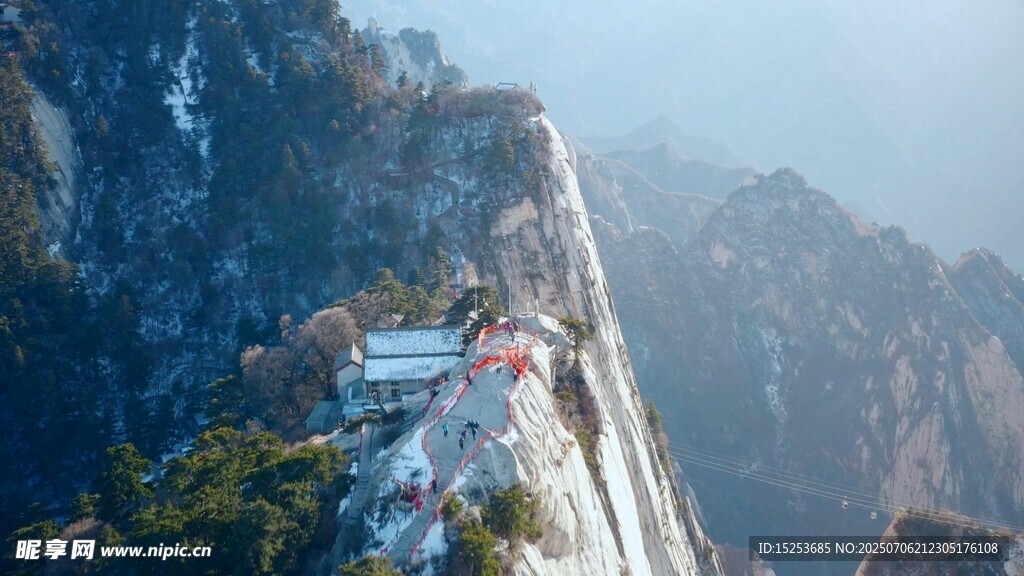 悬崖栈道上的壮丽山景