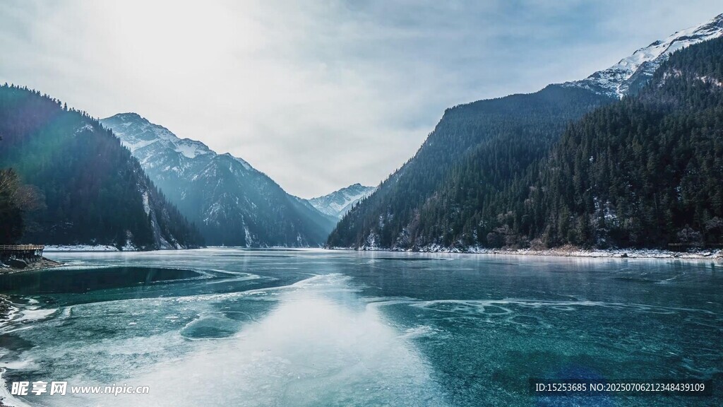 船行碧波间的壮美山水景