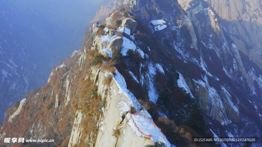 巍峨雪山之巅壮丽景观