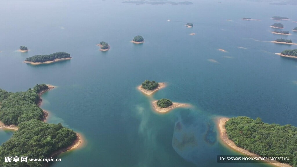美丽湖中小岛景观