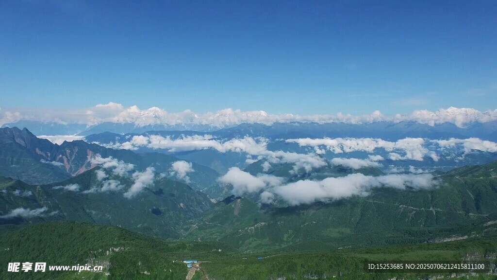 高山云海壮丽自然景观