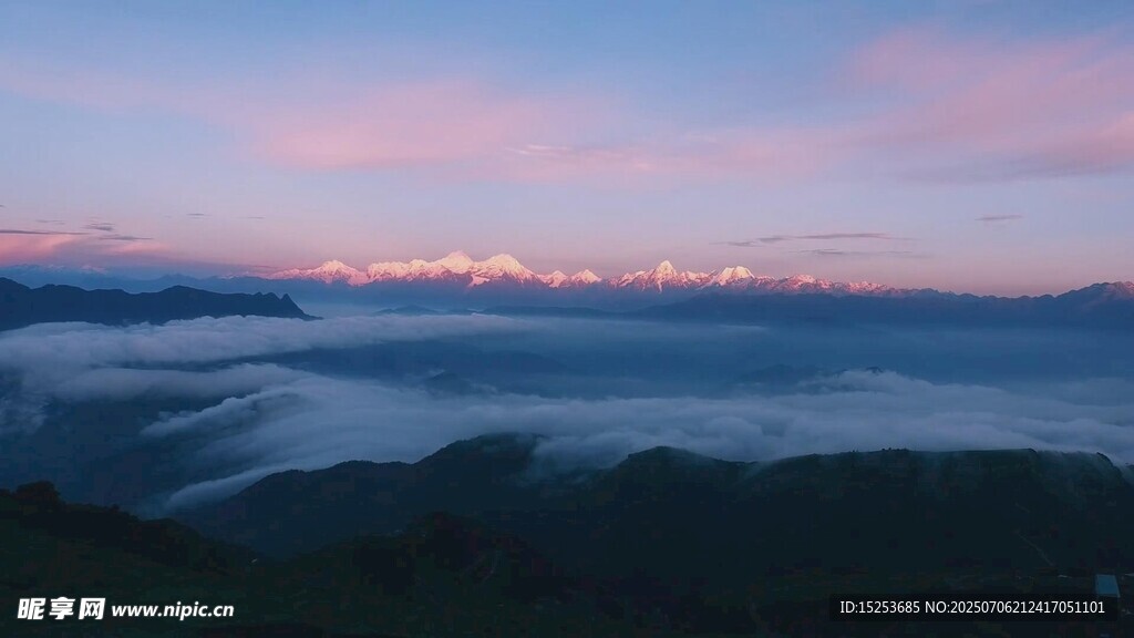 黄昏下的宁静湖景