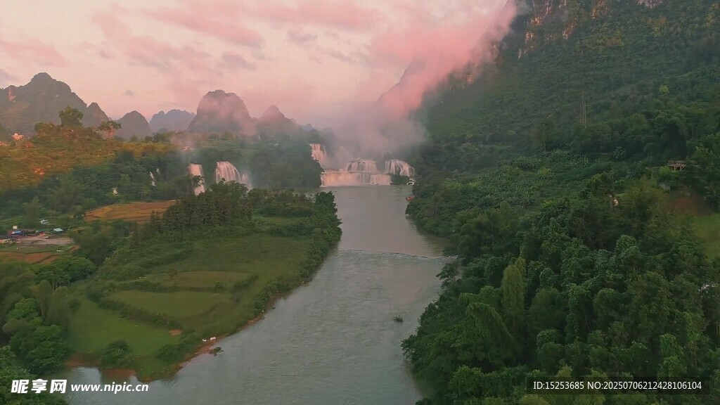 河畔暮色美景