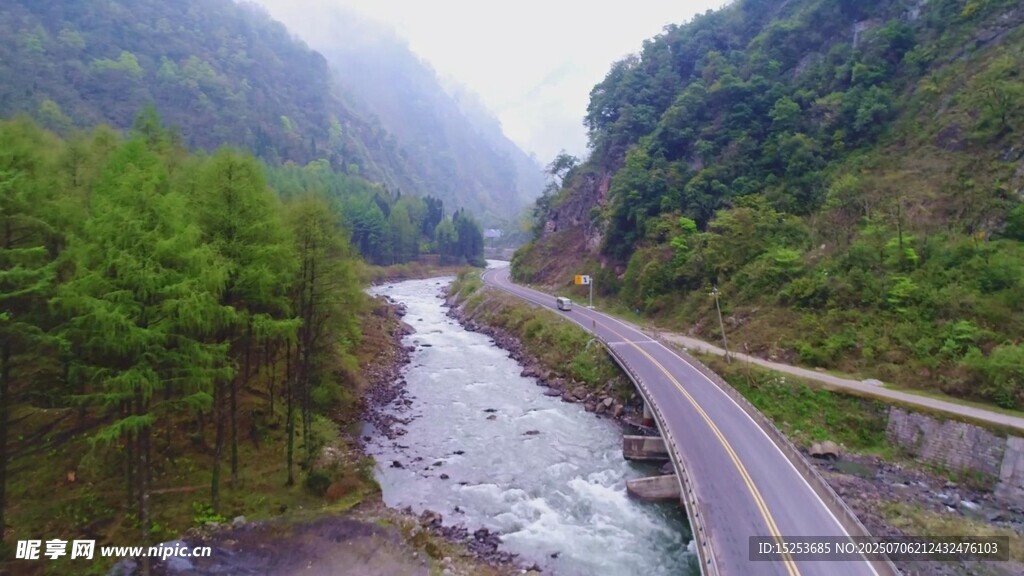 山间公路伴溪流美景
