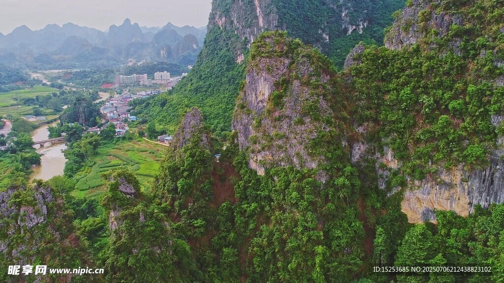 壮丽山景俯瞰翠绿山谷