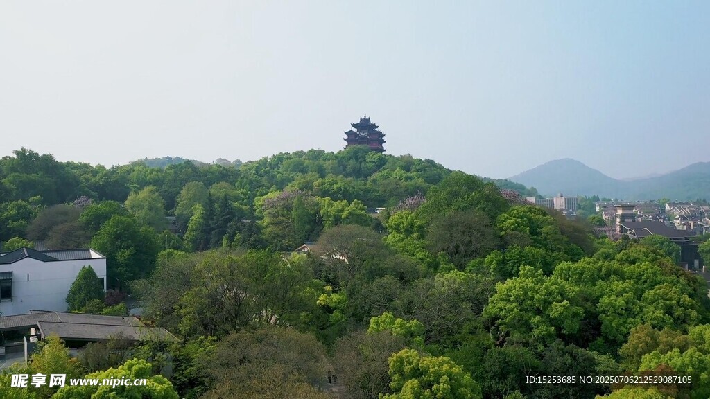 青山绿树间的古朴建筑