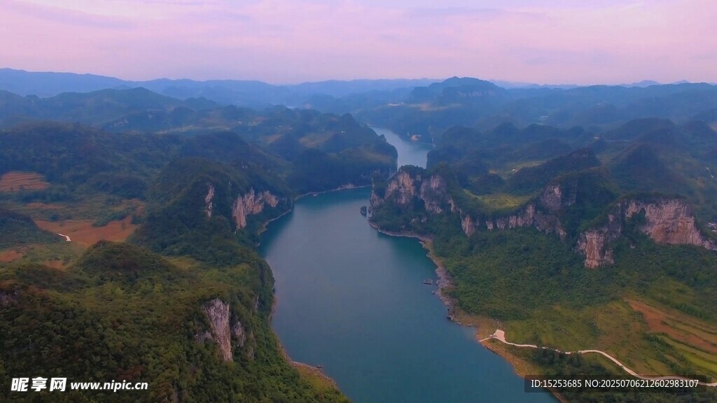 壮丽山河间的蜿蜒河流