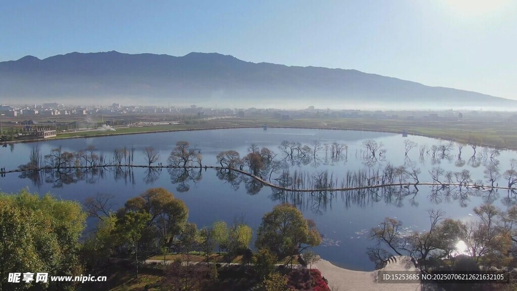 湖畔风光远山近水景色美