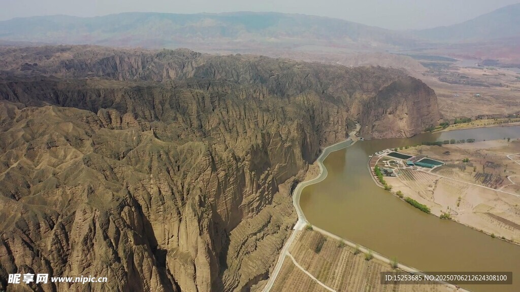 航拍壮丽峡谷与蜿蜒河流