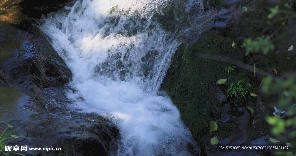 山间溪流潺潺灵动之景