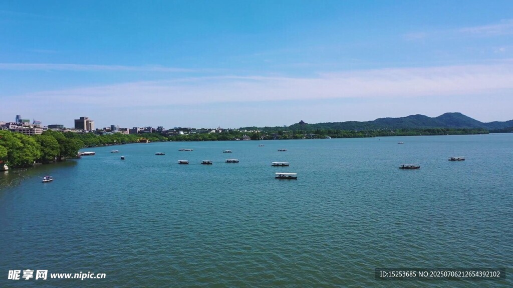 宁静湖景远处山峦隐约