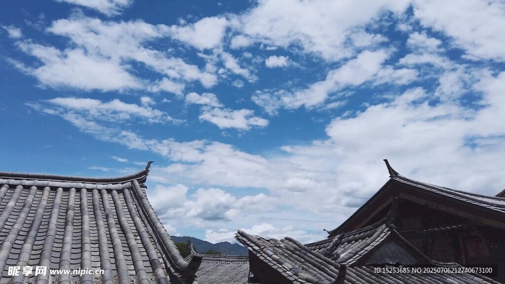 中式古建筑与蓝天白云
