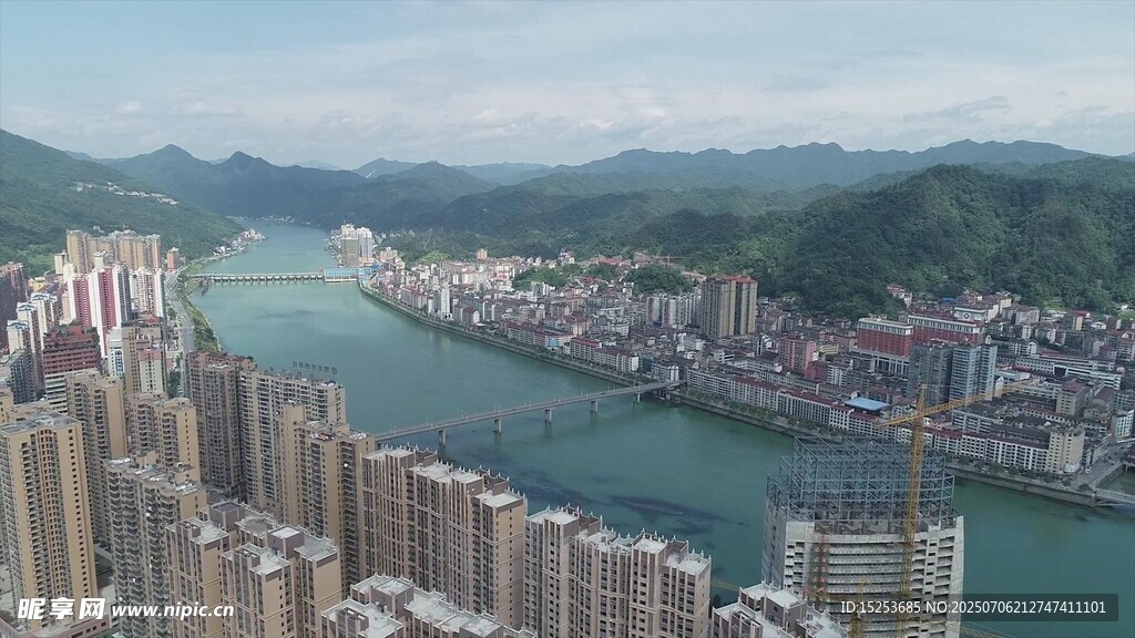 山城江畔高楼景观
