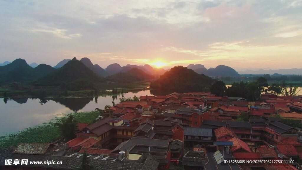 夕阳下的河畔村落美景